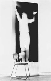 Floris M. Neusüss: „Den eigenen Schatten aufhängen“, Fotogramm-Installation, 1983