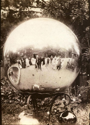 Anonym (Amateur) Autoportrait de groupe dans une boule de jardin, um 1900