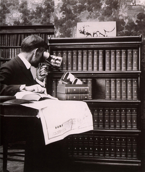 Underwood & Underwood: Mann mit Stereobetrachter, um 1900
